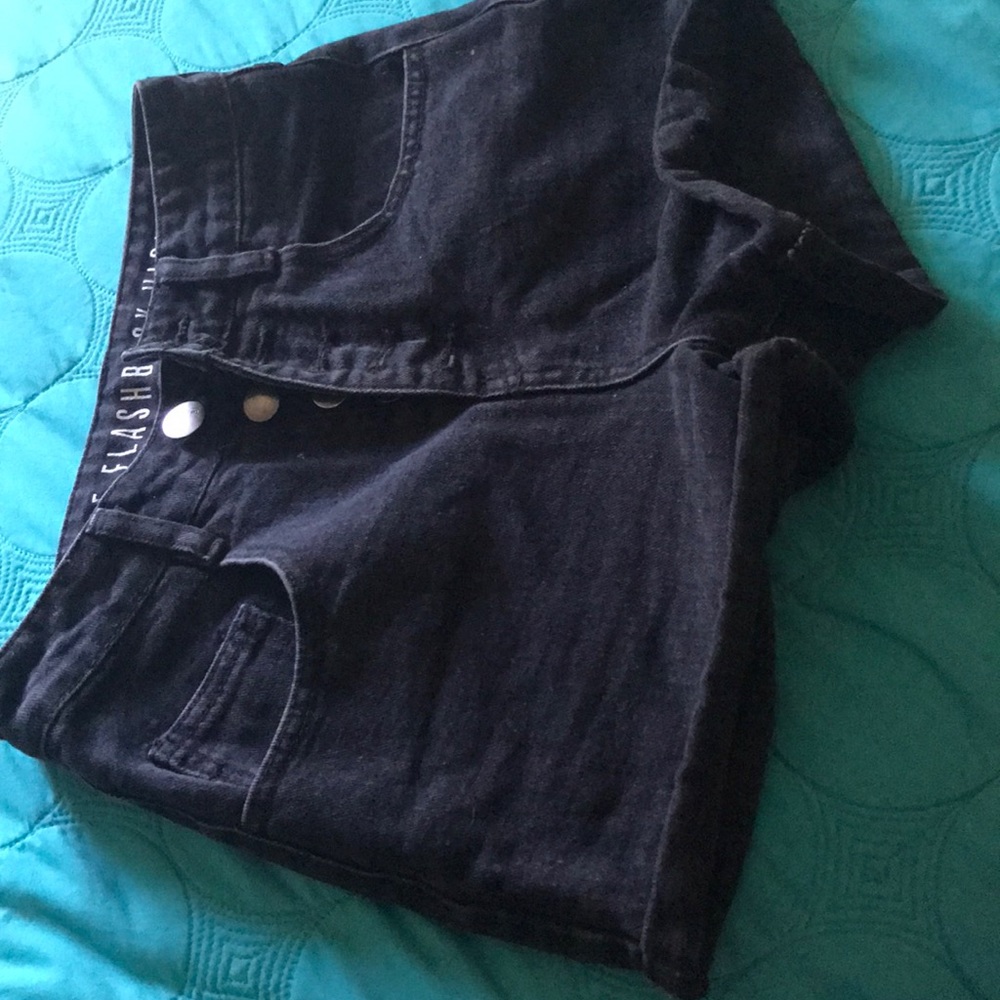 I’m selling a black shorts